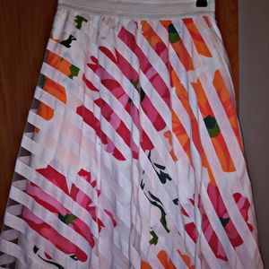Very PRETTY FLORAL SKIRT